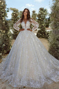 Magnifique robe de mariée en tulle à manches longues, coupe trapèze, col en V et applications de dentelle.
