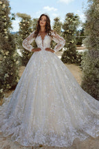 Magnifique robe de mariée en tulle à manches longues, coupe trapèze, col en V et applications de dentelle.