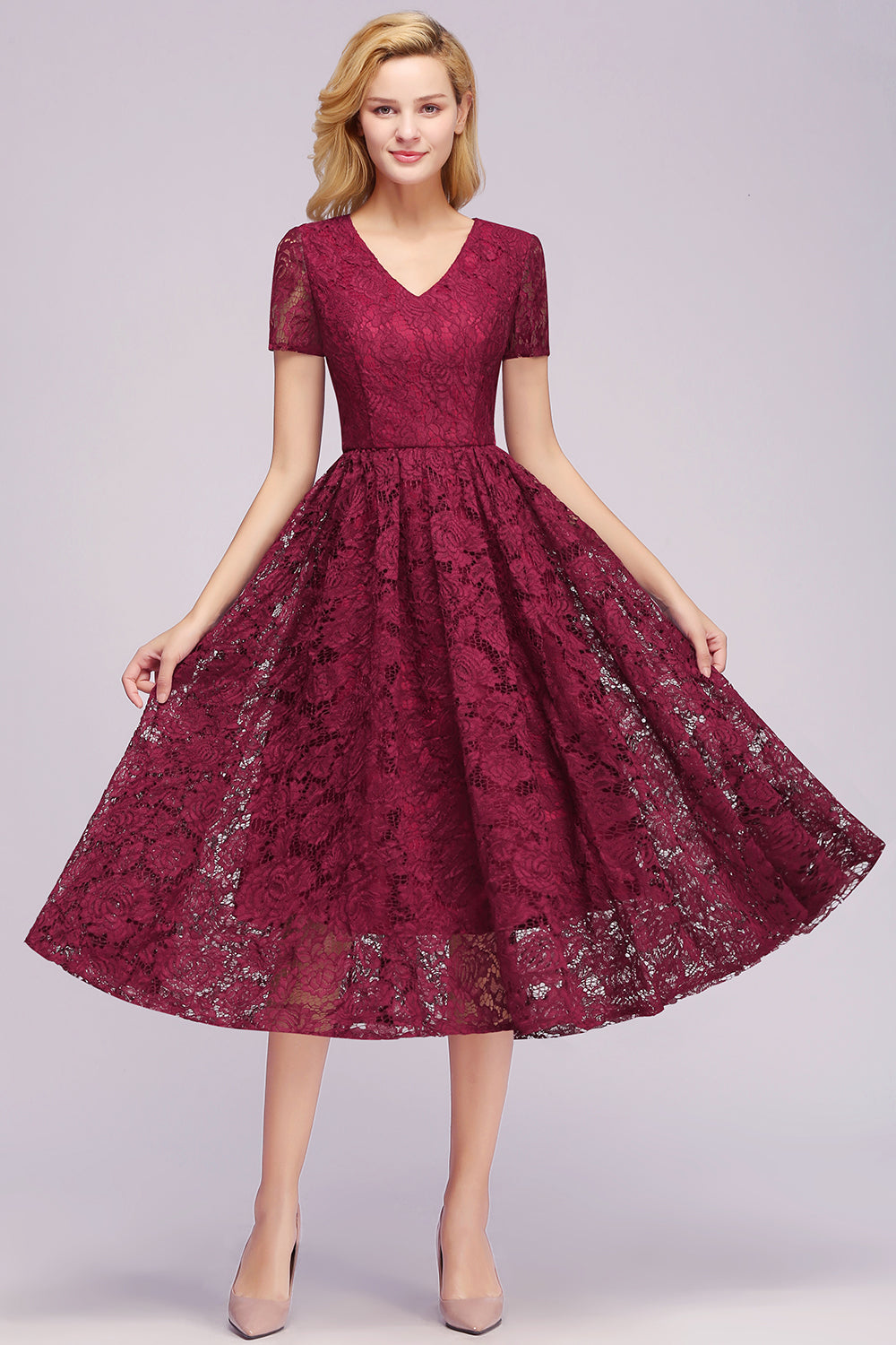 Preciosos vestidos cortos de dama de honor de encaje con escote en V, corte en A y manga corta