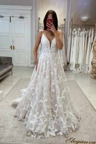 Precioso vestido de novia de corte A con escote en V, tirantes finos, apliques y encaje.