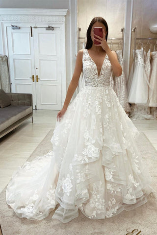 Precioso vestido de novia blanco de corte A con escote en V, apliques, sin mangas y con cola