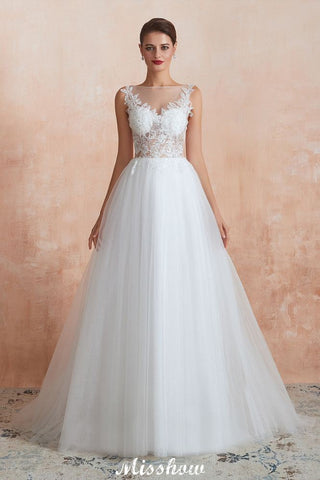 Precioso vestido de novia blanco con escote barco, lentejuelas brillantes y encaje.