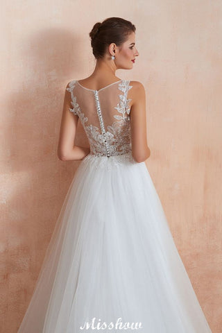 Precioso vestido de novia blanco con escote barco, lentejuelas brillantes y encaje.