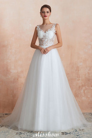 Precioso vestido de novia blanco con escote barco, lentejuelas brillantes y encaje.