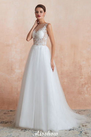 Precioso vestido de novia blanco con escote barco, lentejuelas brillantes y encaje.