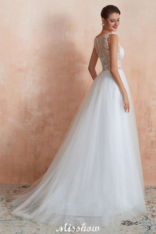 Precioso vestido de novia blanco con escote barco, lentejuelas brillantes y encaje.