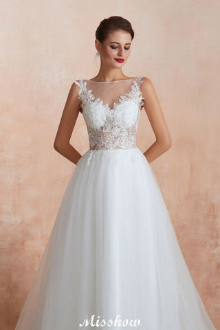 Precioso vestido de novia blanco con escote barco, lentejuelas brillantes y encaje.