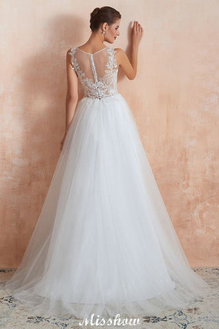 Precioso vestido de novia blanco con escote barco, lentejuelas brillantes y encaje.
