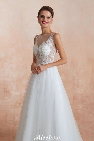 Precioso vestido de novia blanco con escote barco, lentejuelas brillantes y encaje.