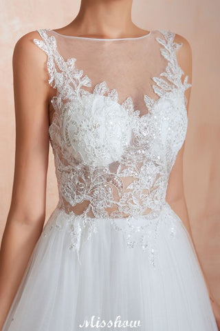 Precioso vestido de novia blanco con escote barco, lentejuelas brillantes y encaje.
