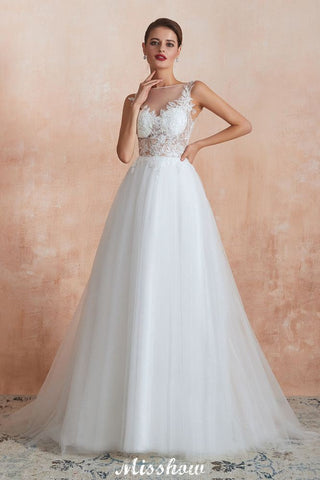 Precioso vestido de novia blanco con escote barco, lentejuelas brillantes y encaje.