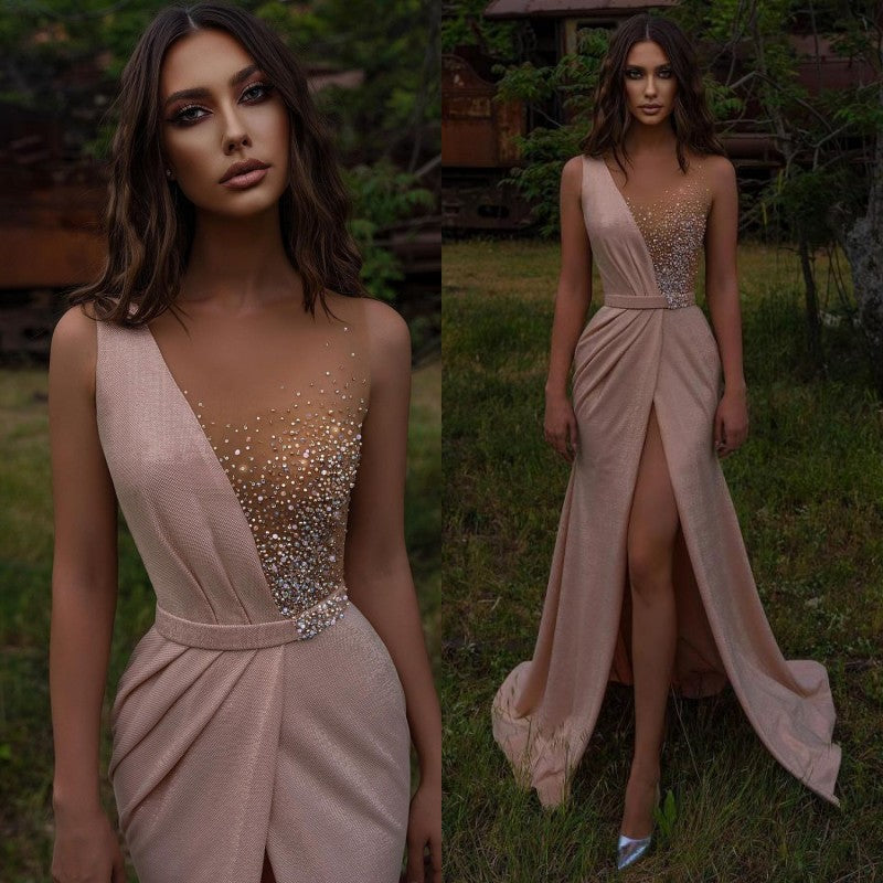 Robe de bal longue ornée de perles et fendue sans manches