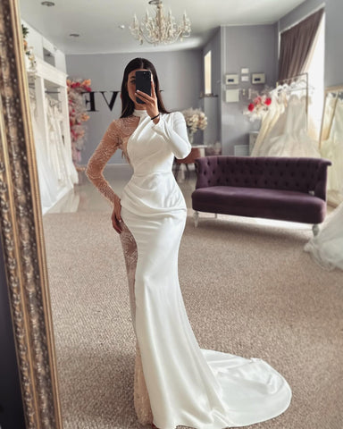 Precioso vestido de novia de corte columna, satén, encaje, halter, manga larga y apliques.