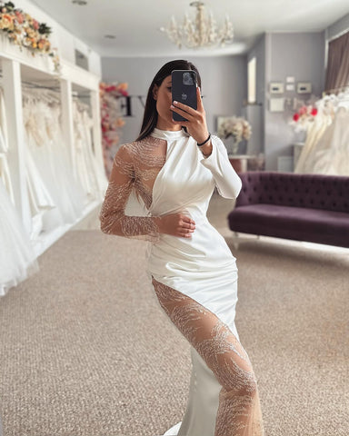 Precioso vestido de novia de corte columna, satén, encaje, halter, manga larga y apliques.