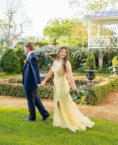 Precioso vestido de fiesta de corte columna, de tul, con tirantes finos, sin mangas y abertura frontal.