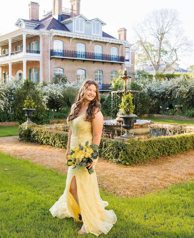 Precioso vestido de fiesta de corte columna, de tul, con tirantes finos, sin mangas y abertura frontal.