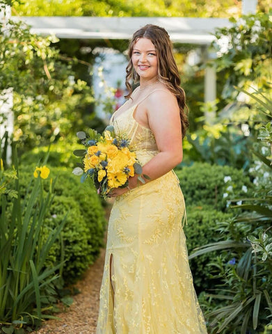 Precioso vestido de fiesta de corte columna, de tul, con tirantes finos, sin mangas y abertura frontal.