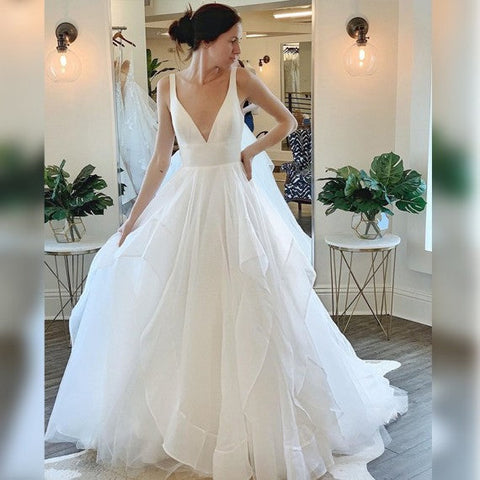 Magnifique robe de mariée en tulle sans manches à décolleté en V profond et volants
