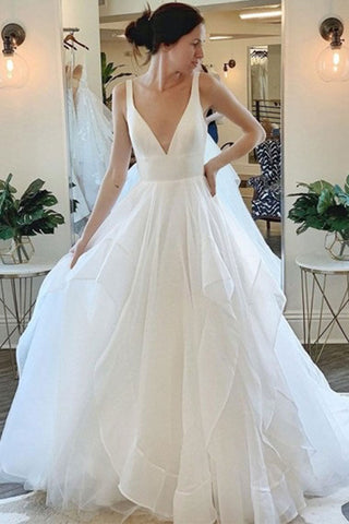 Magnifique robe de mariée en tulle sans manches à décolleté en V profond et volants