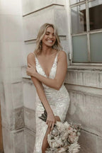 Robe de mariée sirène sans manches en dentelle florale, col en V et fente latérale. Magnifique robe de mariée sirène sans manches à col en V et fente