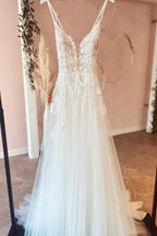 Beautiful Long A-line Backless Tulle Wedding Dresses with Appliques Lace