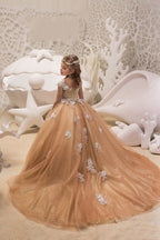Precioso vestido largo de niña de las flores, corte en A, escote barco, apliques de encaje, lentejuelas y cola de tul.