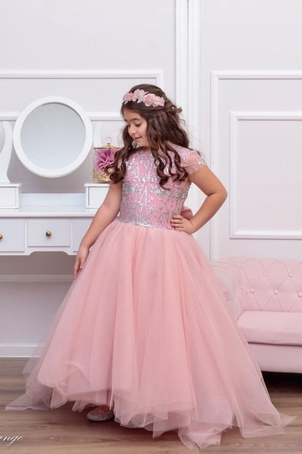 Magnifique robe de demoiselle d'honneur longue trapèze en tulle, dentelle, sequins et dos nu, ornée d'un nœud papillon.