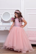 Magnifique robe de demoiselle d'honneur longue trapèze en tulle, dentelle, sequins et dos nu, ornée d'un nœud papillon.