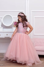Magnifique robe de demoiselle d'honneur longue trapèze en tulle, dentelle, sequins et dos nu, ornée d'un nœud papillon.