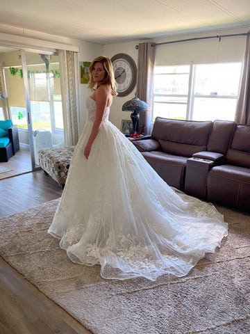 Precioso vestido de novia largo de corte A con hombros descubiertos, apliques de encaje y cuentas