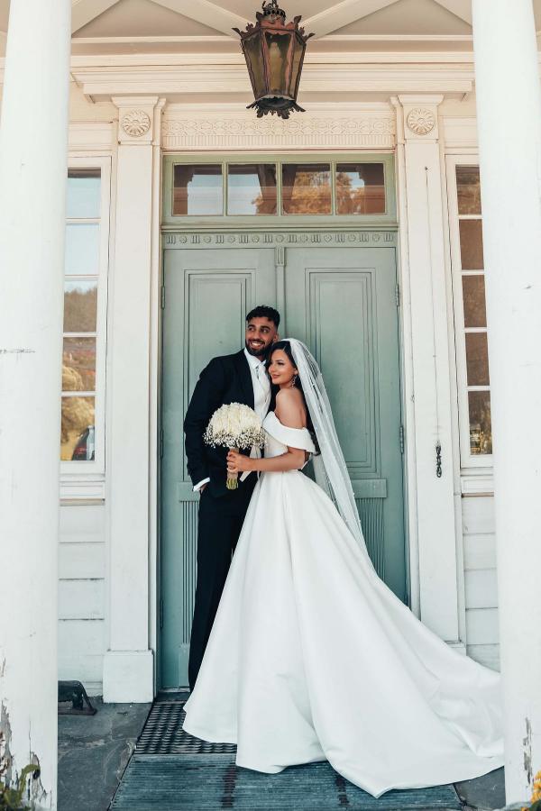 Magnifiques robes de mariée longues en satin à épaules dénudées et coupe trapèze