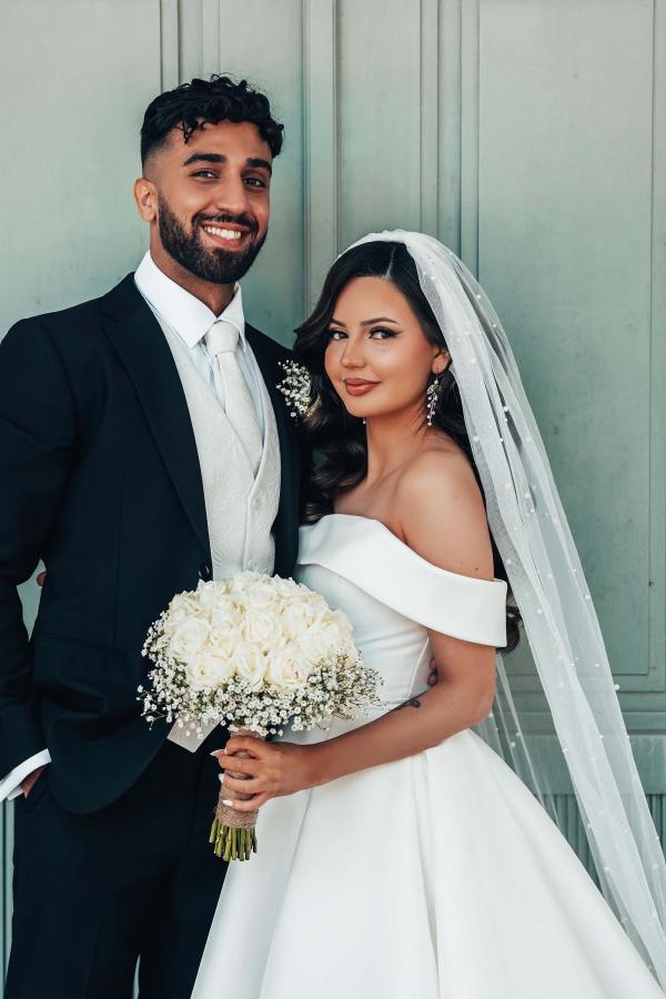 Magnifiques robes de mariée longues en satin à épaules dénudées et coupe trapèze