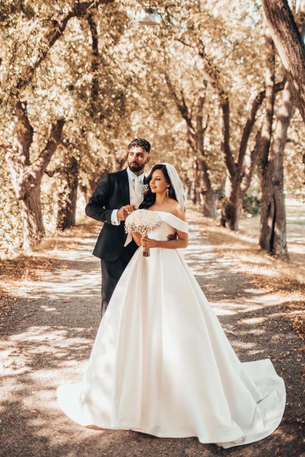 Magnifiques robes de mariée longues en satin à épaules dénudées et coupe trapèze