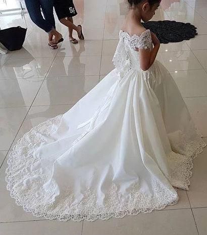 Precioso vestido largo de satén y encaje para niña de las flores, corte en A, con cuentas.
