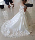 Precioso vestido largo de satén y encaje para niña de las flores, corte en A, con cuentas.
