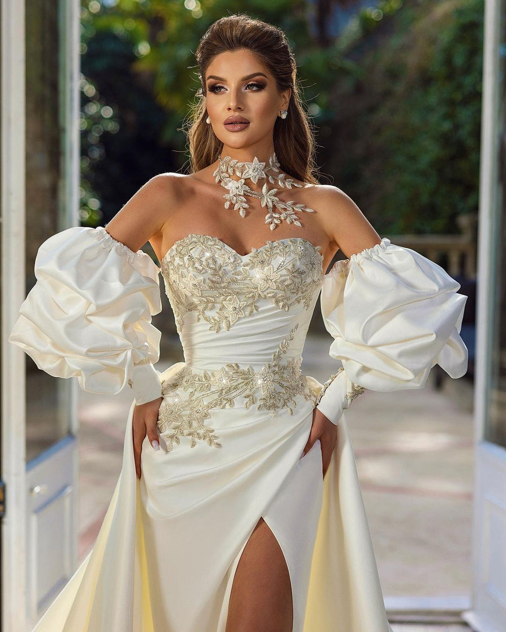 Magnifique robe de mariée longue en satin, sans manches et bustier, ornée d'appliqués, coupe trapèze et sans manches.