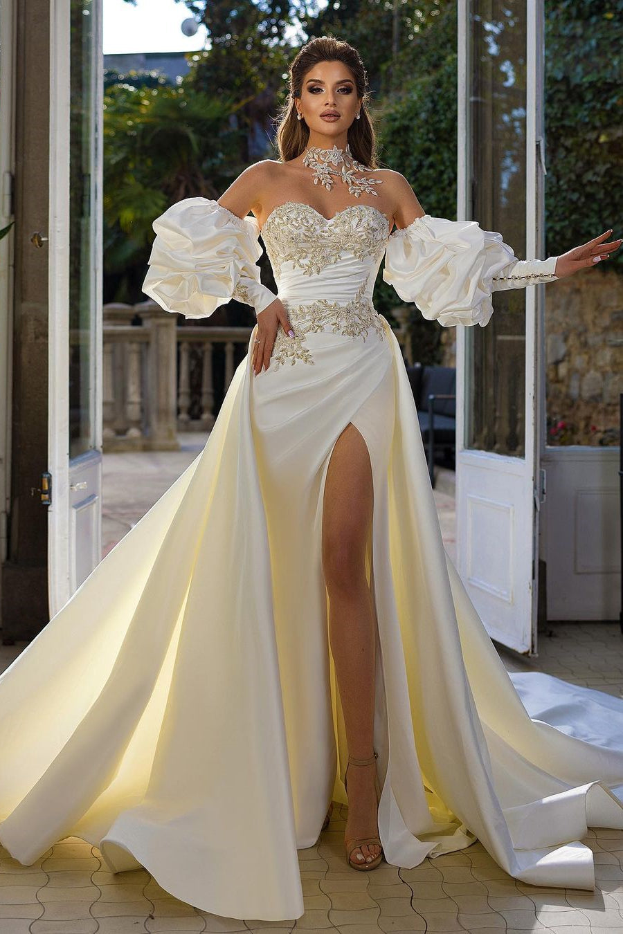 Magnifique robe de mariée longue en satin, sans manches et bustier, ornée d'appliqués, coupe trapèze et sans manches.