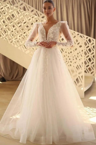 Precioso vestido de novia largo de corte A, escote en V, encaje y tul con mangas largas.