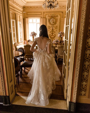 Preciosos vestidos de novia largos de encaje con escote en V y corte en A, con mangas cortas.