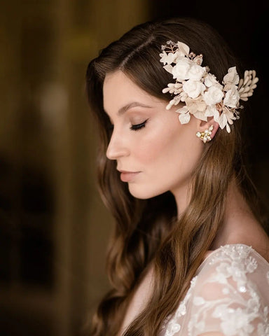 Preciosos vestidos de novia largos de encaje con escote en V y corte en A, con mangas cortas.