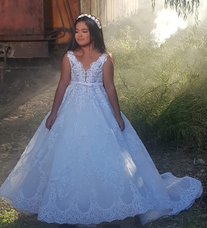 Precioso vestido largo de niña de las flores con escote en V, tirantes finos, apliques de encaje y corte en A.