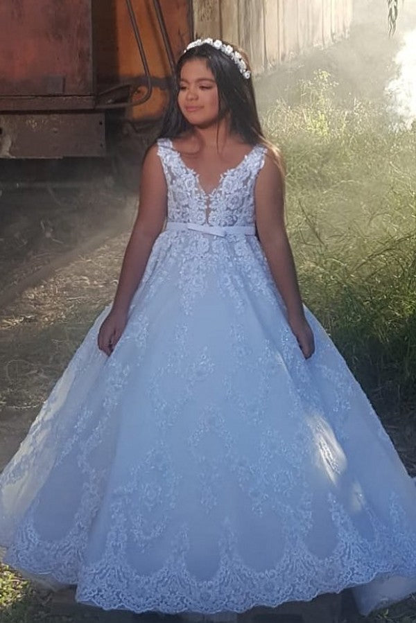 Precioso vestido largo de niña de las flores con escote en V, tirantes finos, apliques de encaje y corte en A.
