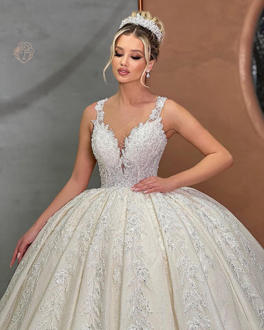 Precioso vestido de novia largo de corte princesa con tirantes finos y encaje