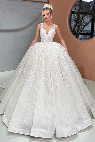 Precioso vestido de novia largo de corte princesa con tirantes finos y encaje