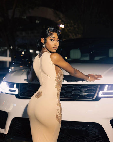 Precioso vestido largo de sirena color champán, sin mangas, con cuentas y encaje.