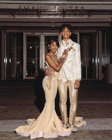 Precioso vestido largo de sirena color champán, sin mangas, con cuentas y encaje.