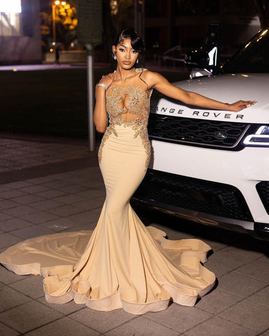 Precioso vestido largo de sirena color champán, sin mangas, con cuentas y encaje.