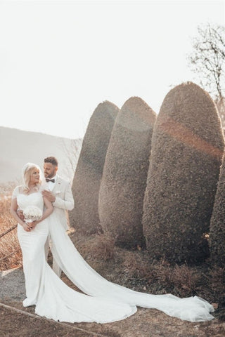 Precioso vestido de novia largo de sirena con lentejuelas, hombros descubiertos y brillo.
