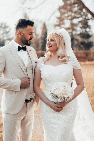 Precioso vestido de novia largo de sirena con lentejuelas, hombros descubiertos y brillo.