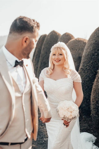 Precioso vestido de novia largo de sirena con lentejuelas, hombros descubiertos y brillo.